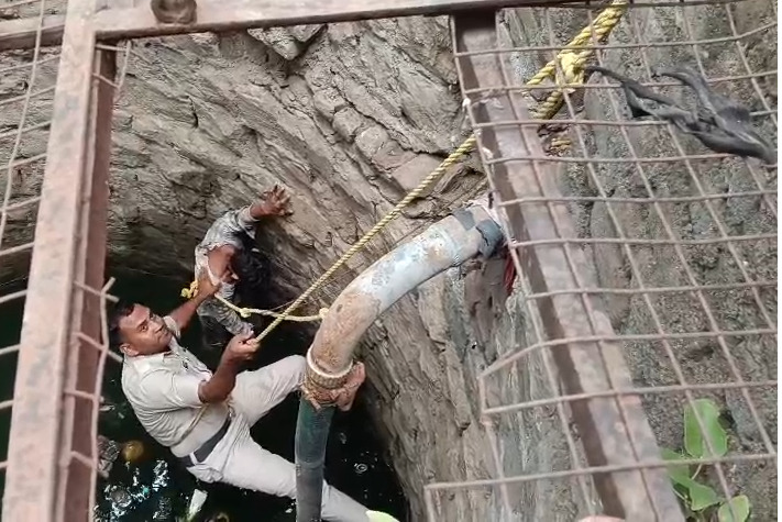 खंडवा के थाना कोतवाली क्षेत्र में कुएँ में गिर कर घायल हुए युवक को, डायल-112 जवानों ने SDERF की मदद से सुरक्षित निकाल कर एफआरव्ही वाहन से पहुँचाया अस्पताल। 